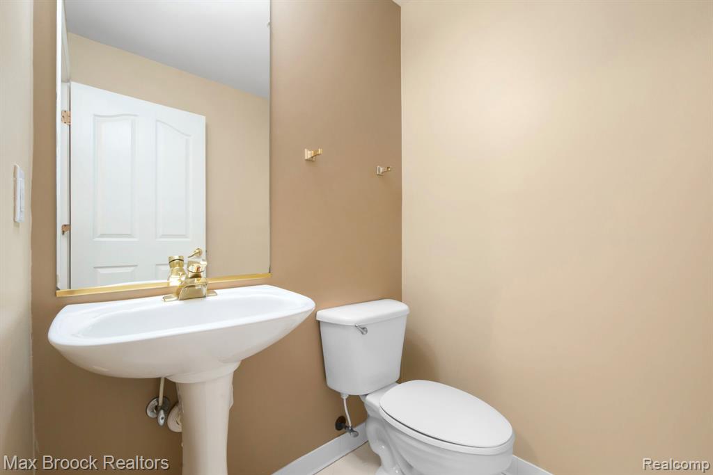 7657 Windgate Circle, West Bloomfield, MI 48323 — Photo 25
