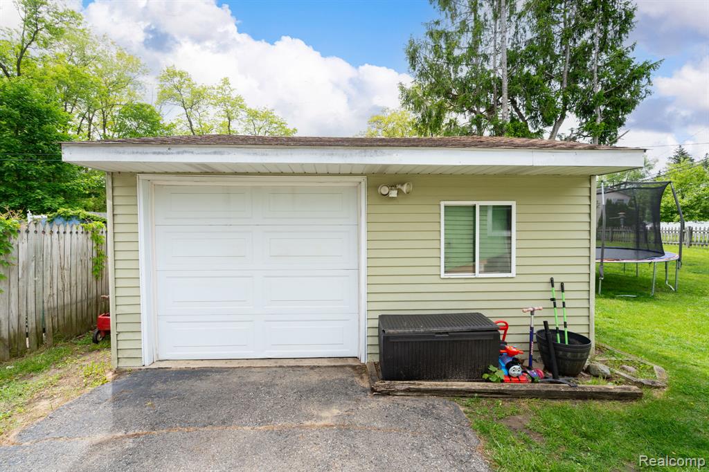 1887 Evona, Wixom, MI 48393 — Photo 5