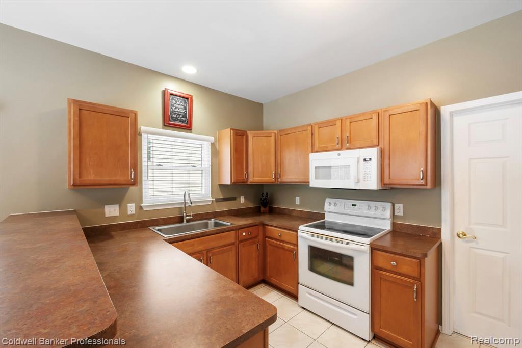 8525 Barrington Drive, Ypsilanti, MI 48198 — Photo 21