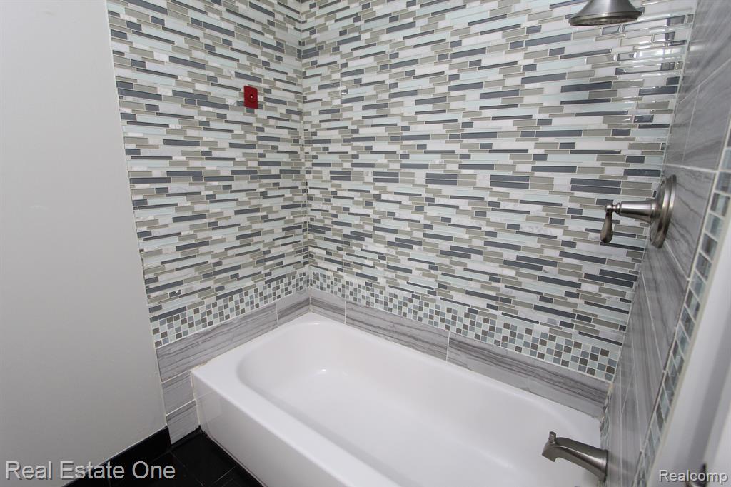 7404 PEBBLE POINT, West Bloomfield, MI — Photo 21