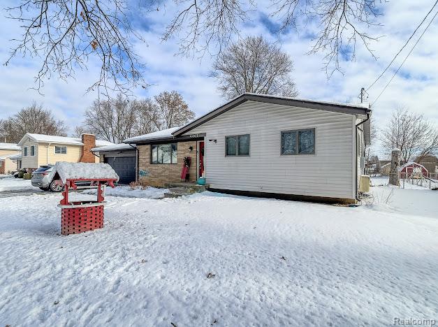 4445 Dixon Drive W, Swartz Creek, MI 48473 — front exterior