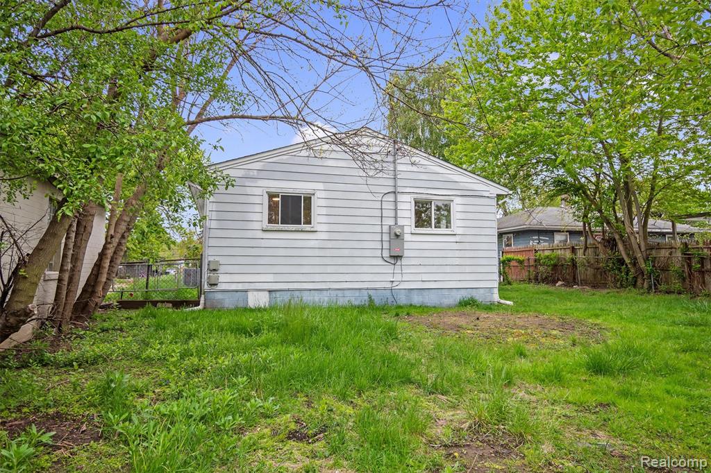 665 Stirling Street, Pontiac, MI 48340 — Photo 25