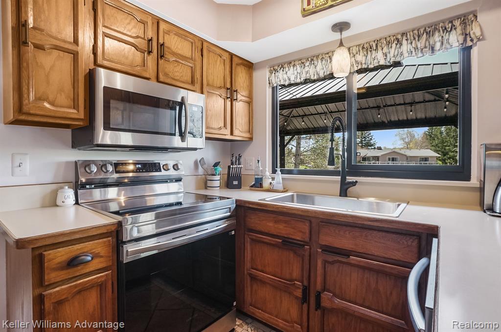 5105 Beachwood Court, Commerce Twp, MI 48382 — Photo 13