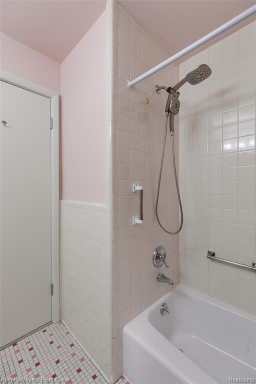 19839 Arthur, 246, Harper Woods, MI 48225 — Photo 11