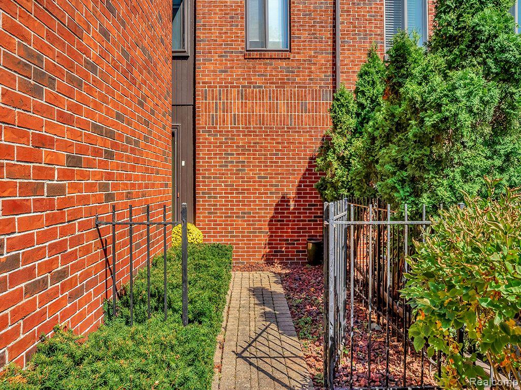 3092 LINDENWOOD Drive, Dearborn, MI 48120 — Photo 5