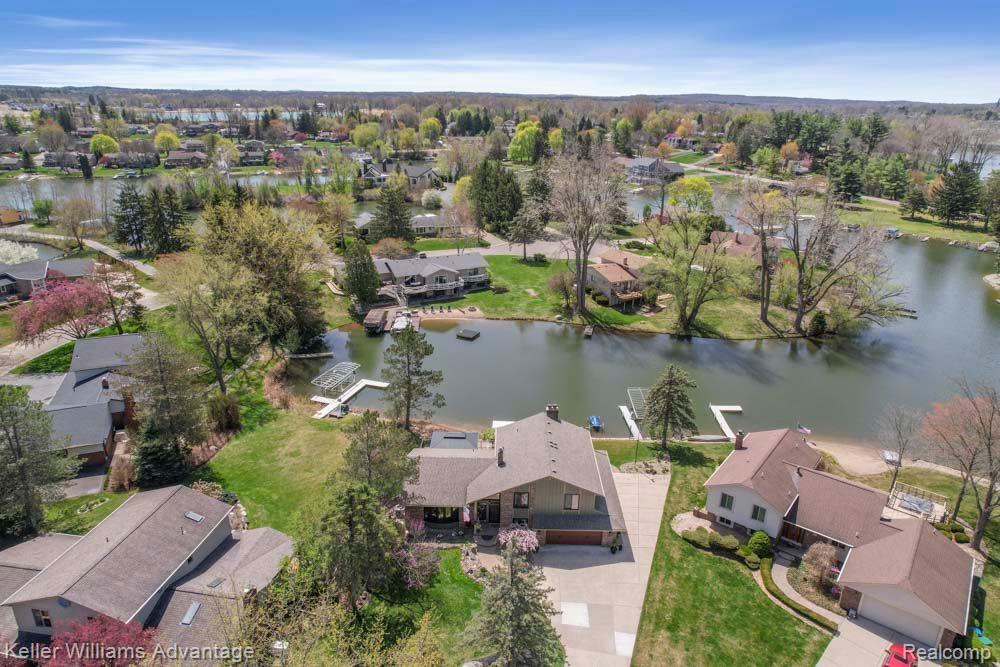 5105 Beachwood Court, Commerce Twp, MI 48382 — Photo 2