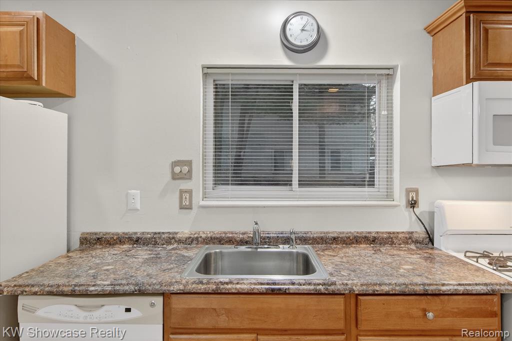 1860 Ladd Road, Wolverine Lake, MI 48390 — Photo 22