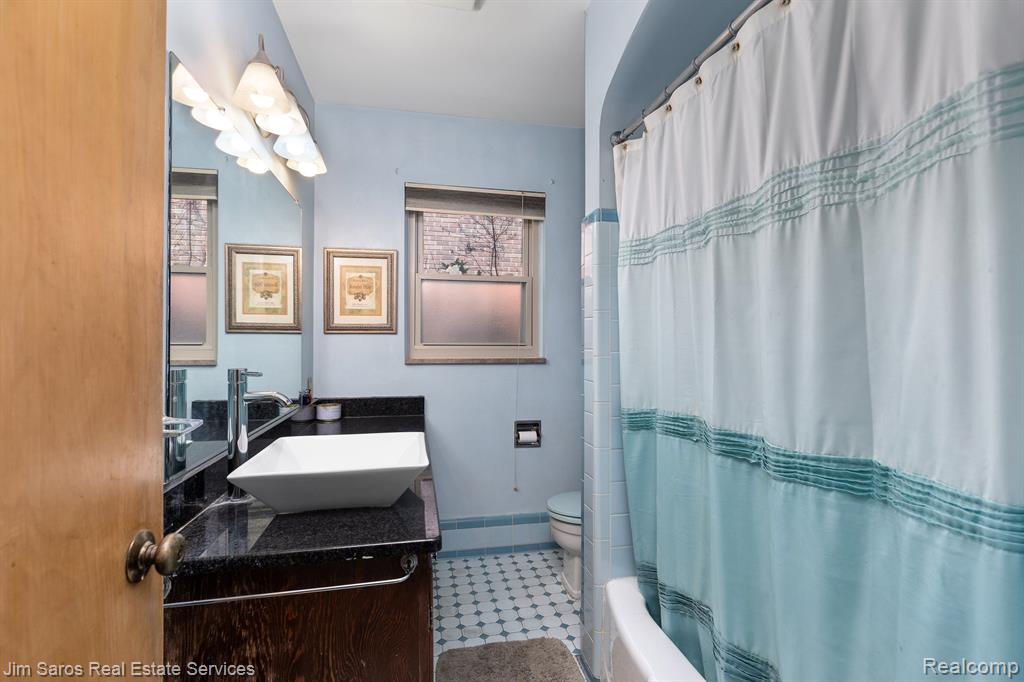935 S Brys Drive, Grosse Pointe Woods, MI 48236 — Photo 10