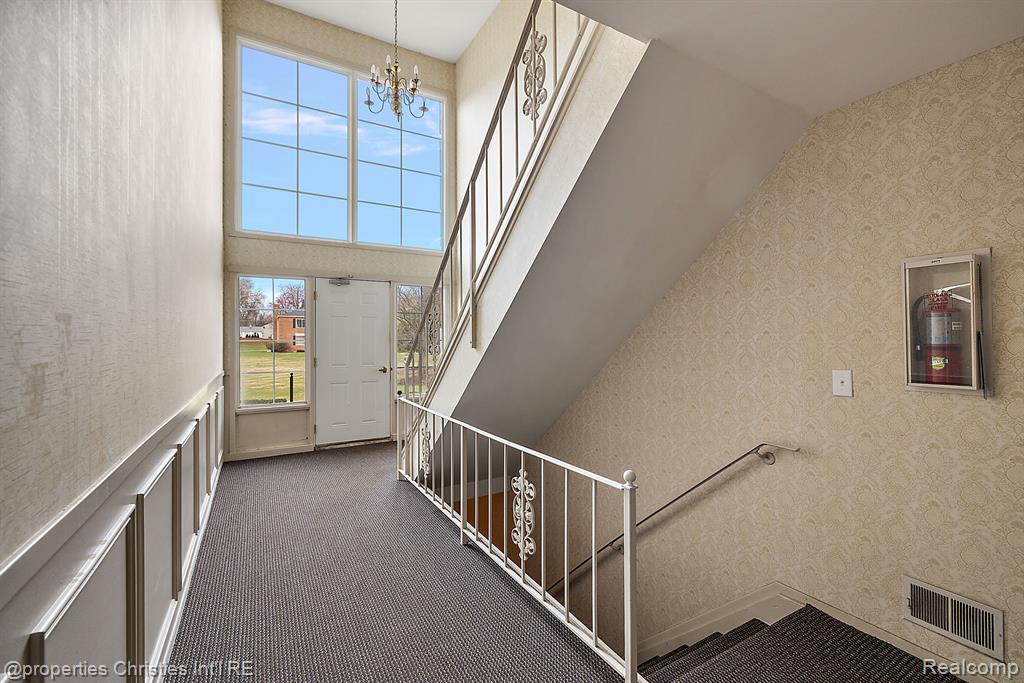 636 E FOX HILLS Drive, Bloomfield Hills, MI 48304 — Photo 2