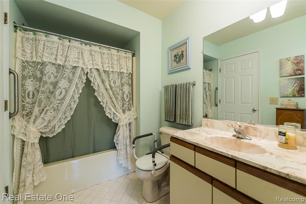 62511 RALEIGH Court, 5, South Lyon, MI 48178 — Photo 22