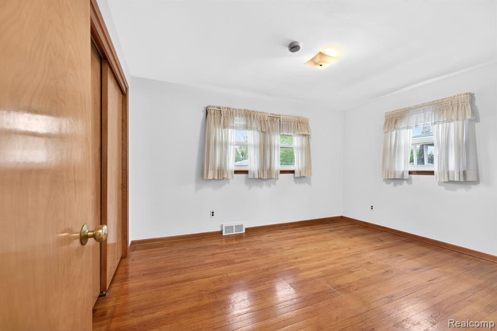 8300 Kinmore Street, Dearborn Heights, MI 48127 — Photo 11