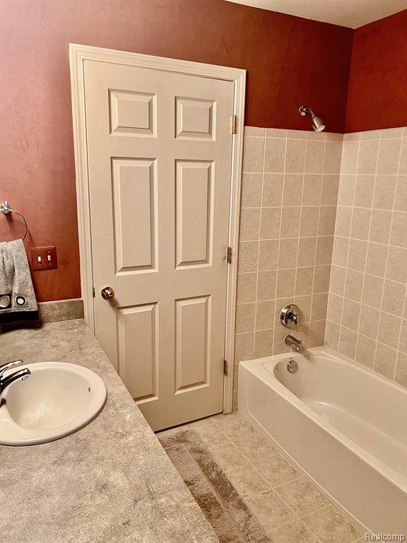 553 WOODHAVEN Drive, Commerce Twp, MI 48390 — Photo 10