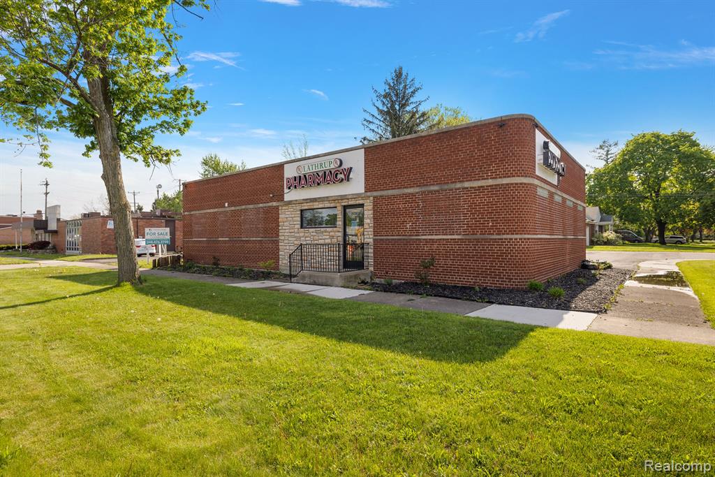 27241 SOUTHFIELD Road, Lathrup Village, MI 48076 — Photo 24