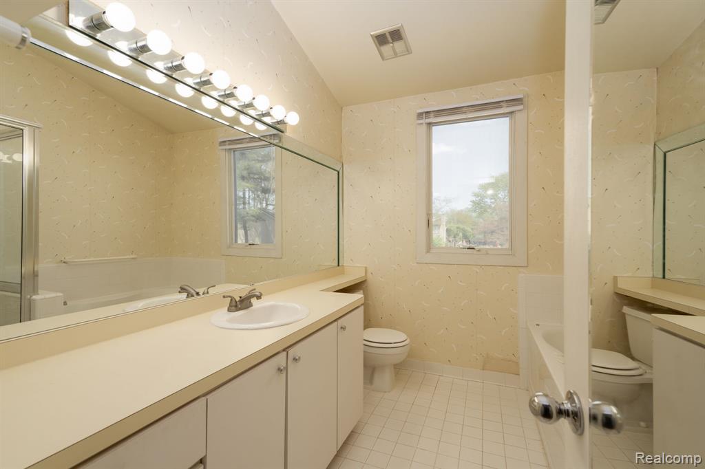 4343 Foxpointe Drive, West Bloomfield, MI 48323 — Photo 24