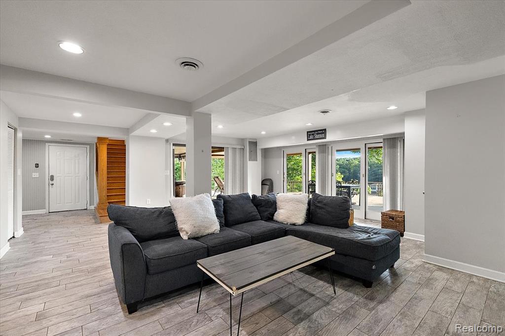 7291 Parkwood Drive, Fenton, MI 48430 — Photo 36
