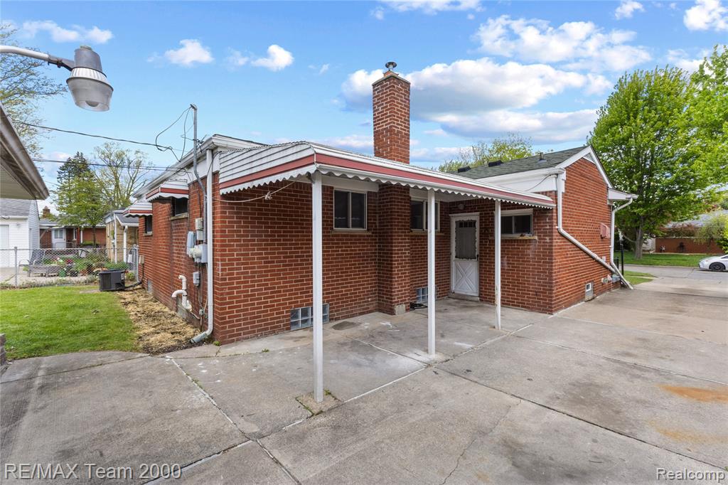8551 Rockland Street, Dearborn Heights, MI 48127 — Photo 42