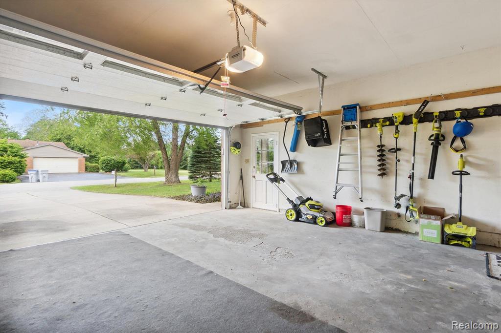 4015 VILLAGE Square, Brighton, MI 48114 — Photo 36