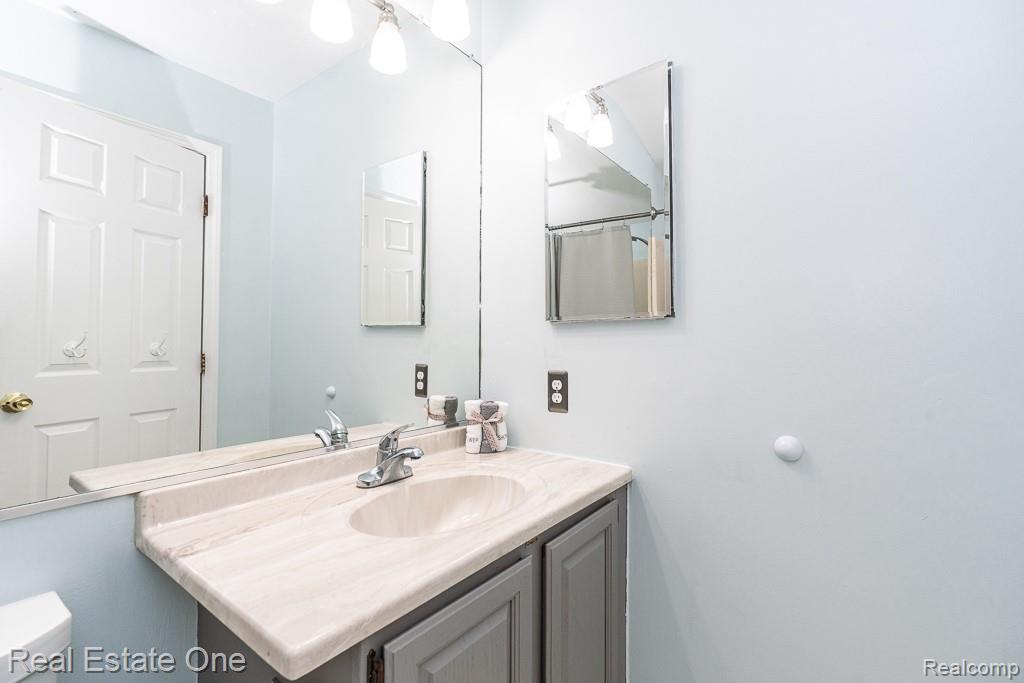 606 Whitney Drive, Rochester Hills, MI 48307 — Photo 23