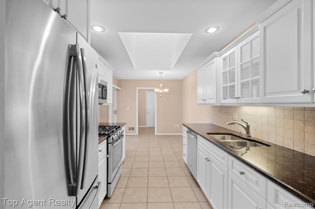 48607 Sutton Bay Court, Shelby Twp, MI 48315 — Photo 5