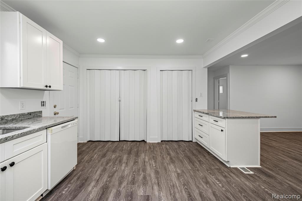 975 E Barrett Avenue, Madison Heights, MI 48071 — Photo 13