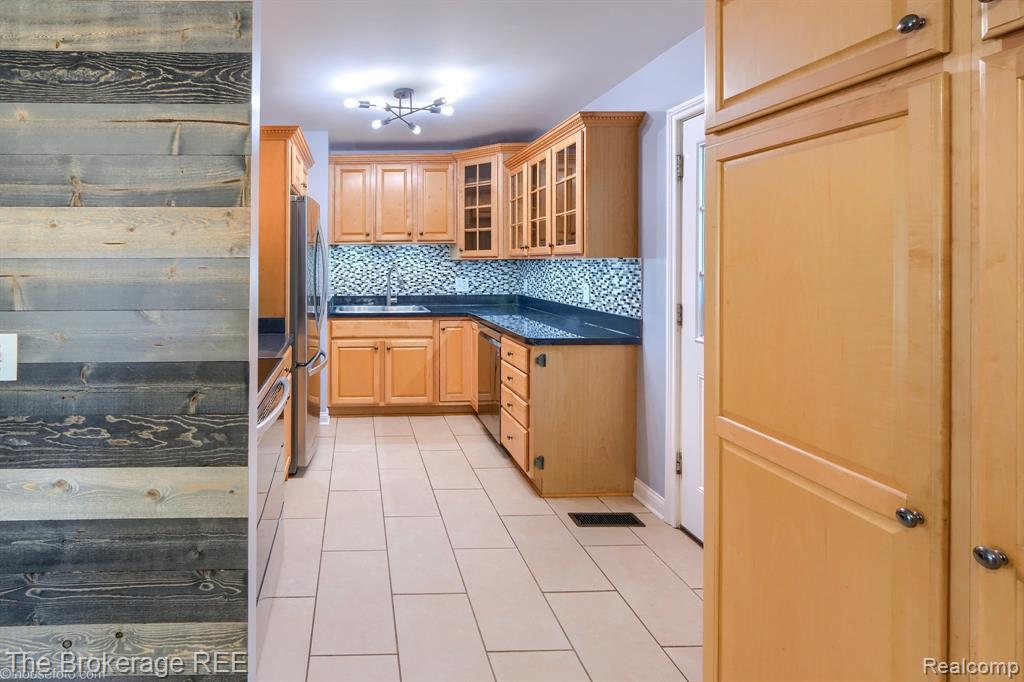 6230 Woodsdale Drive, Grand Blanc, MI 48439 — Photo 17