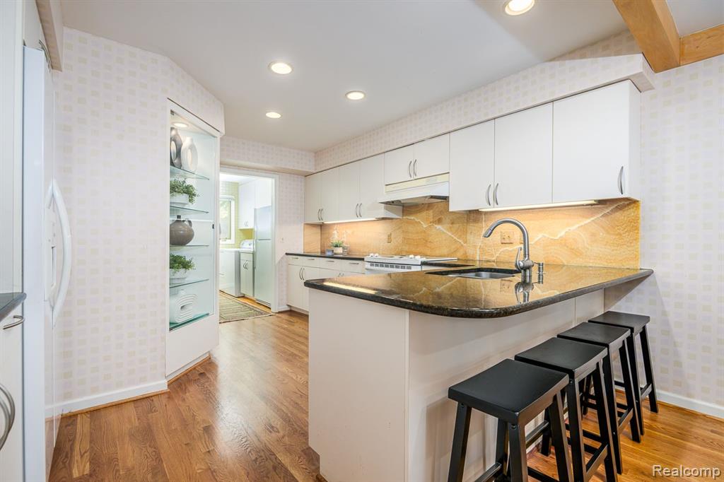 2462 HICKORY GLEN Drive, Bloomfield Hills, MI 48304 — Photo 12