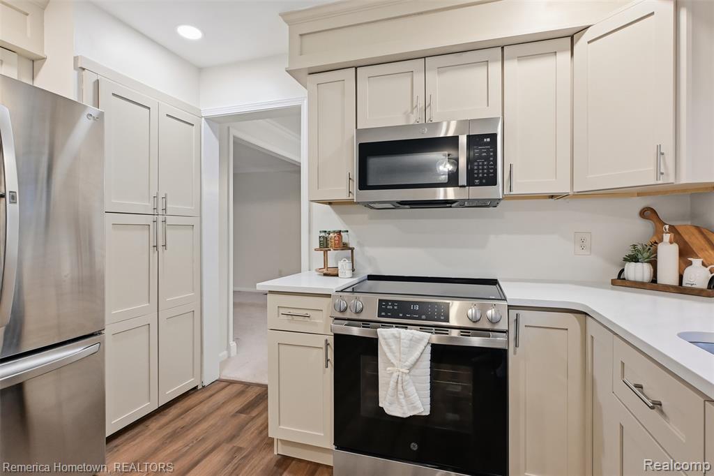 9801 Tennyson Drive, Plymouth, MI 48170 — Photo 10