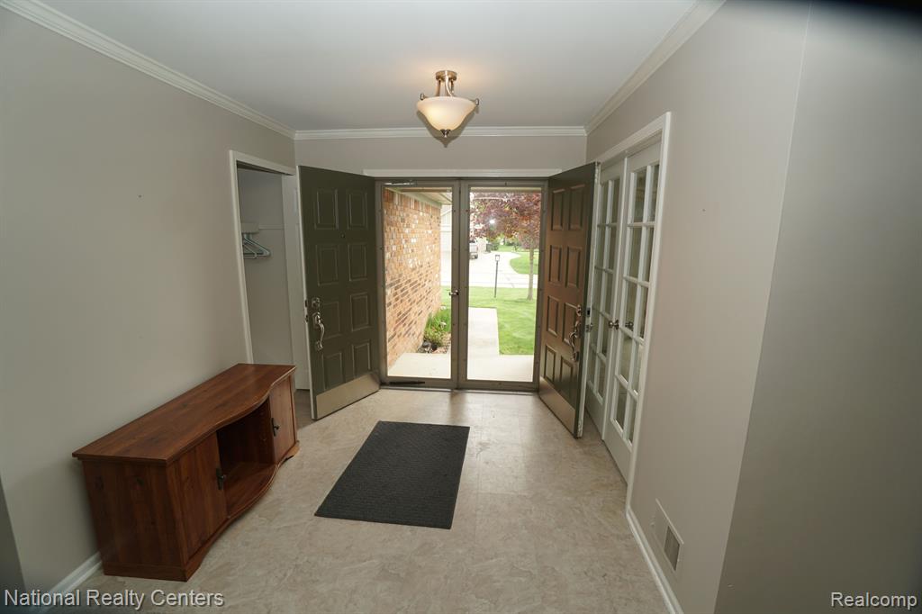 441 SANDALWOOD Drive, Rochester Hills, MI 48307 — Photo 28