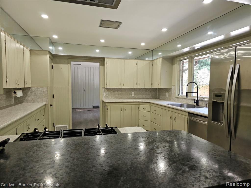 58540 Grand River Avenue, New Hudson, MI 48165 — Photo 28