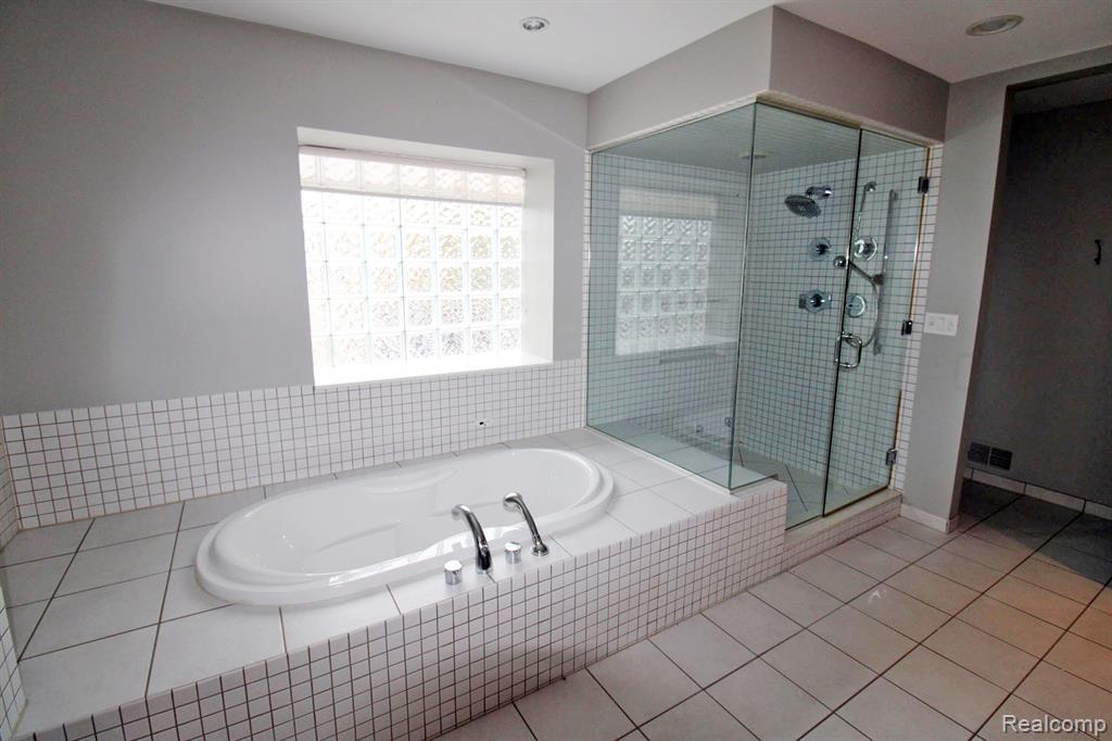 611 W 9 Mile Road, Fenton, MI 48220 — Photo 3