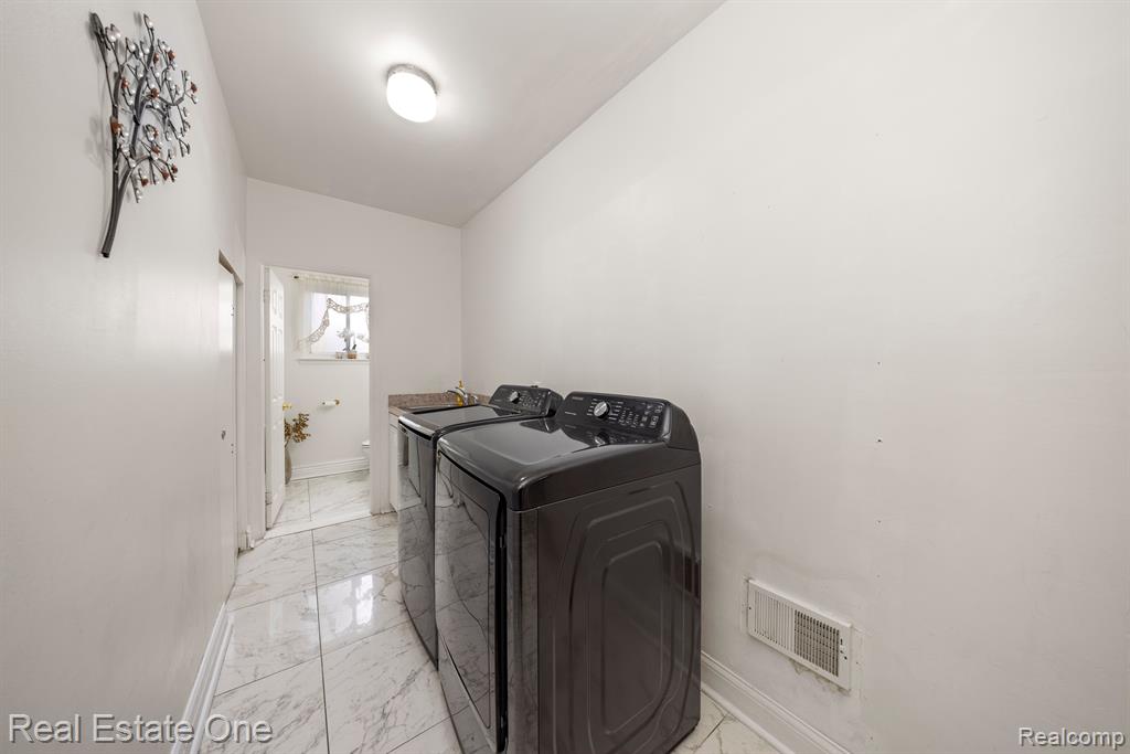 4275 NICKOLAS Drive, Sterling Heights, MI 48310 — Photo 18