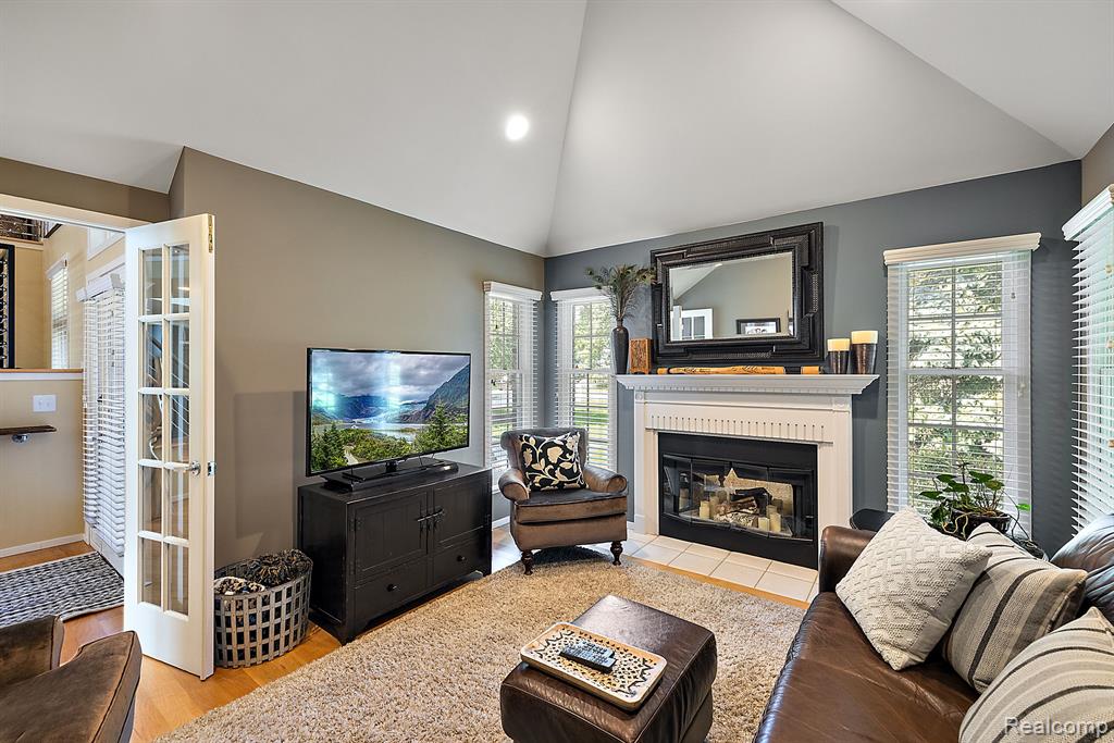 733 LONGFORD Drive, Rochester Hills, MI 48309 — Photo 17