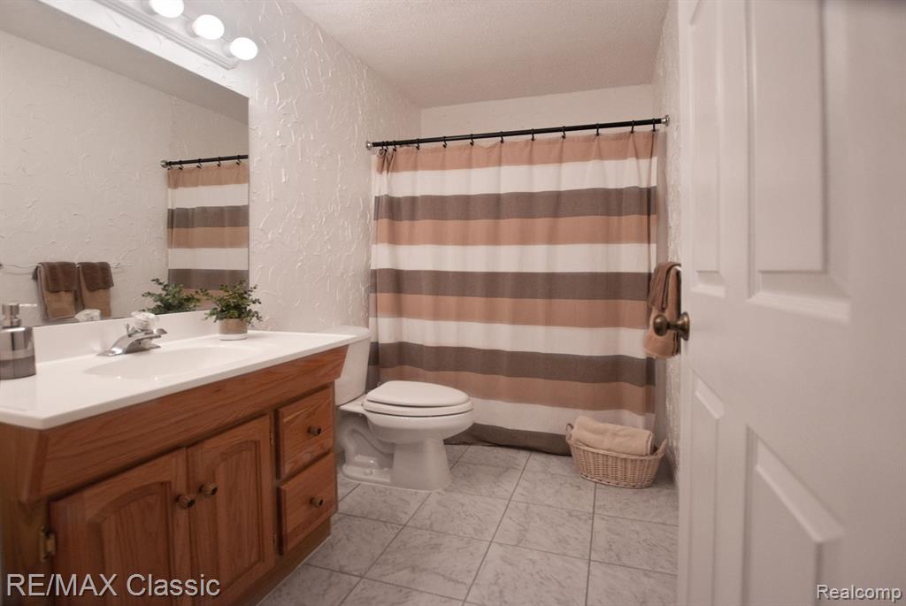 587 Winwood Circle, 20, Walled Lake, MI 48390 — Photo 31