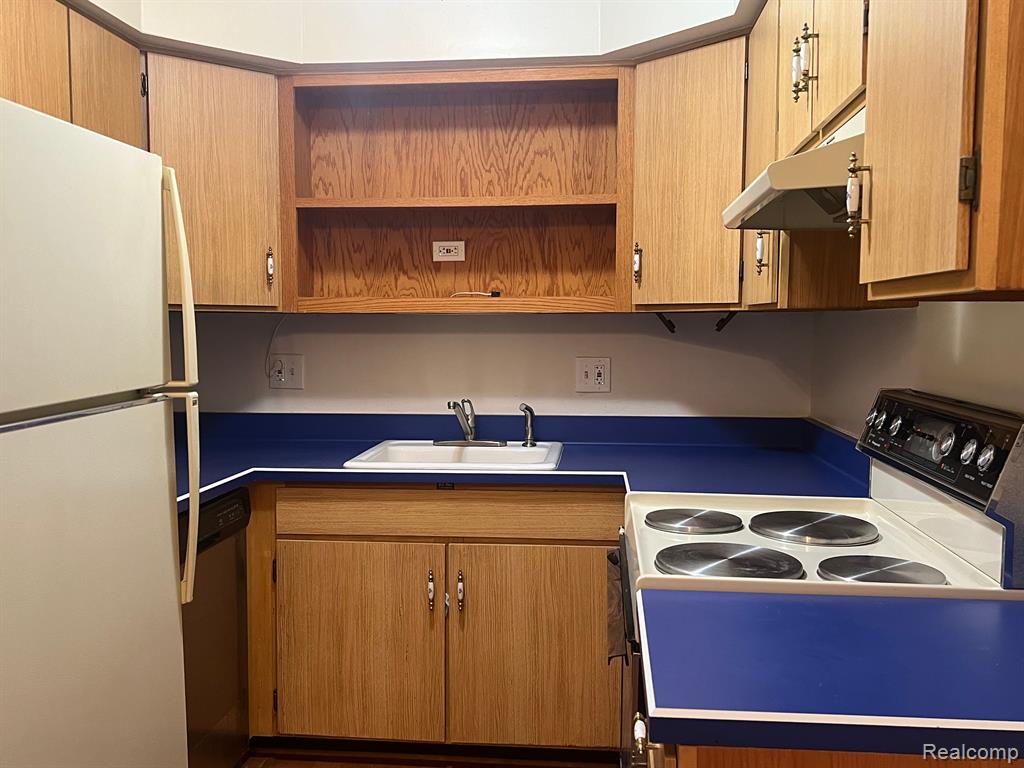7547 MANOR Circle, 201, Westland, MI — Photo 6