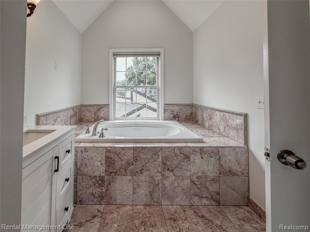 5742 PUTNAM Drive, West Bloomfield, MI 48323 — Photo 38