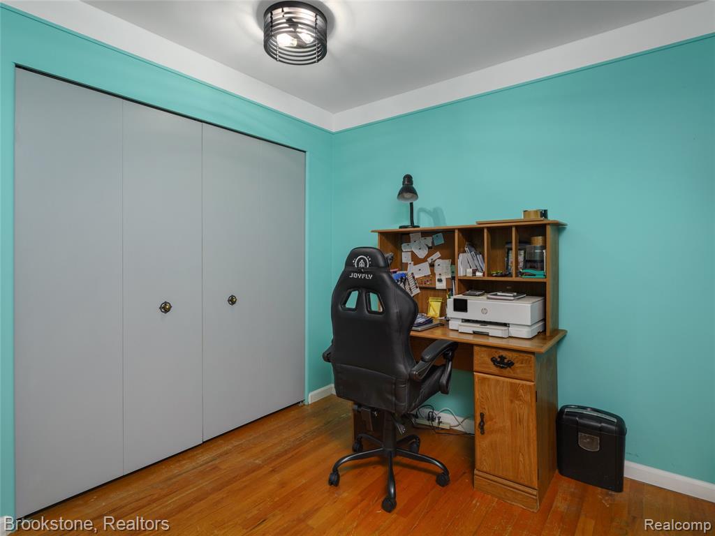 6042 Ravenswood Drive, Utica, MI 48316 — Photo 17