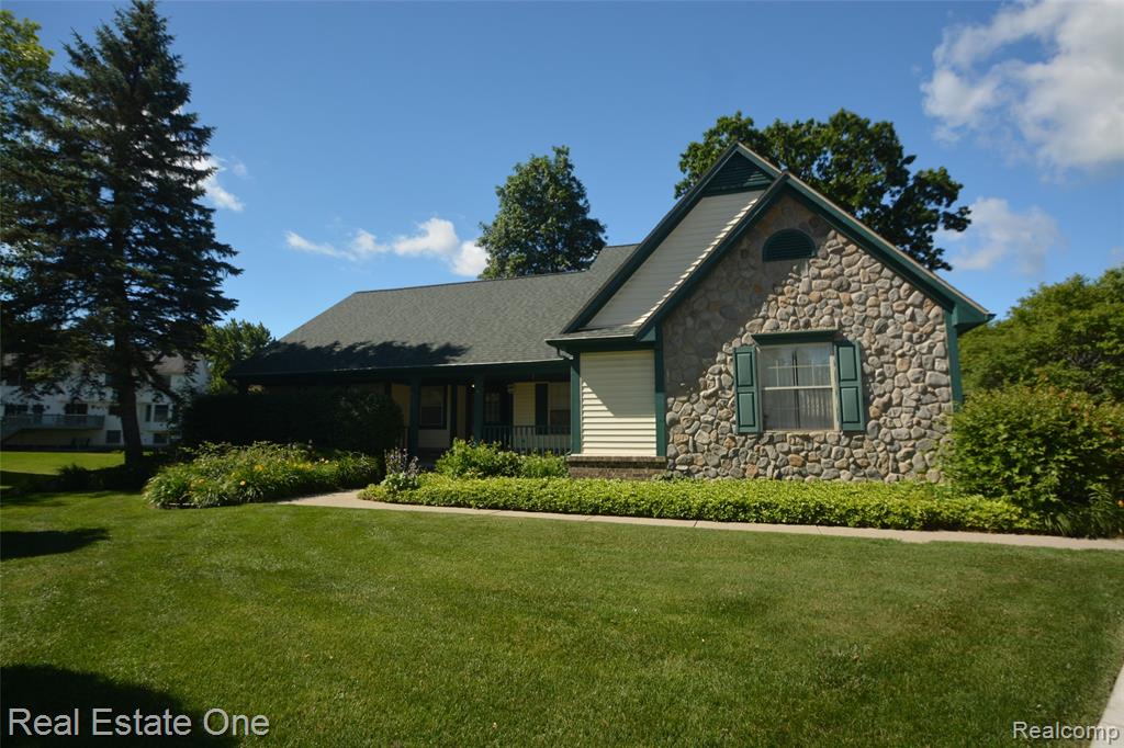 2140 W View Court, Lake Orion, MI