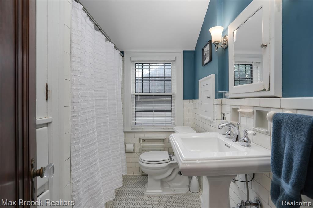 454 W Oakridge Street, Ferndale, MI 48220 — Photo 26