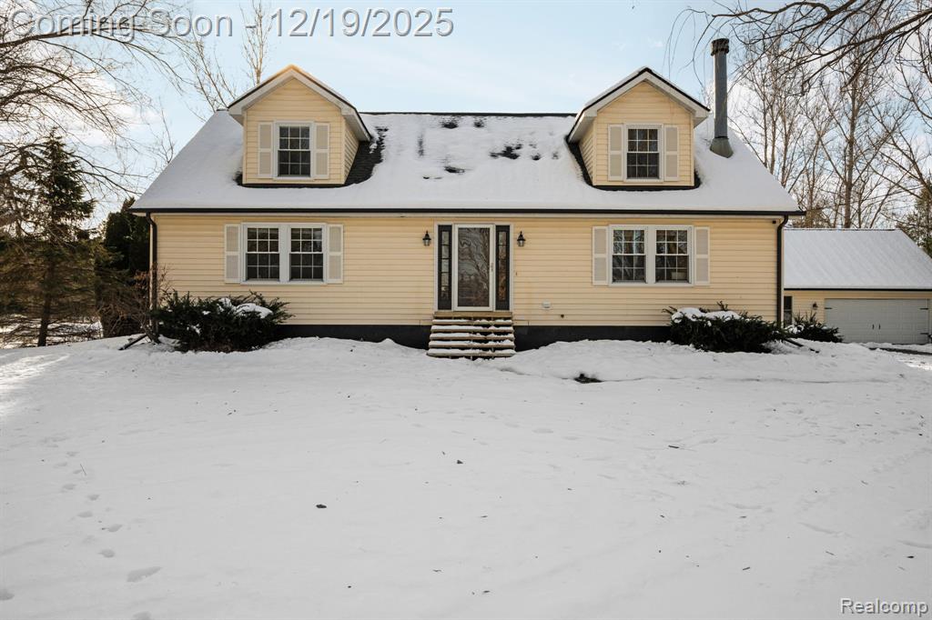 7097 Chase Lake Road W, Fowlerville, MI 48836 — front exterior
