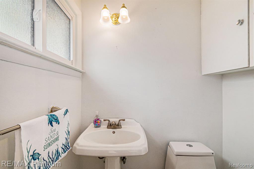 604 E NORTH Street, Owosso, MI 48867 — Photo 5