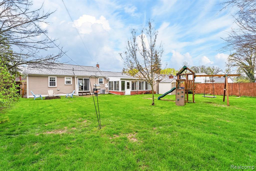 22515 Floral Street, Farmington, MI 48336 — Photo 33