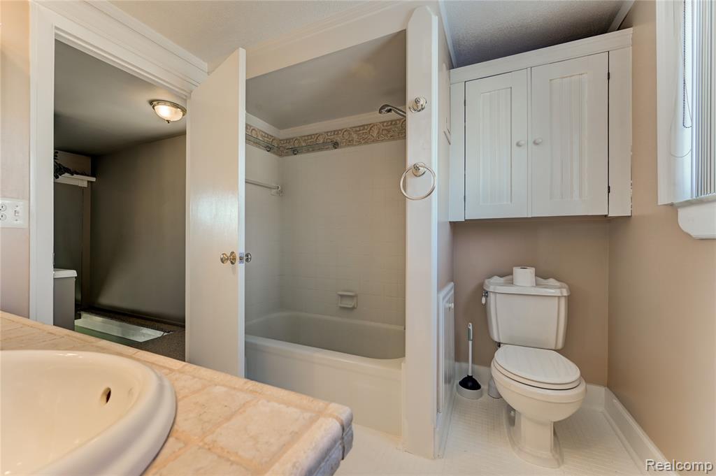 43047 Avon Court, Sterling Heights, MI 48313 — Photo 26