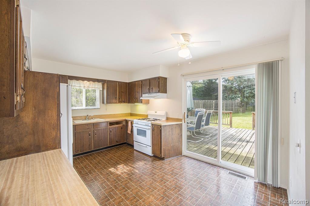 6160 BARKER Drive, Waterford, MI 48329 — Photo 8