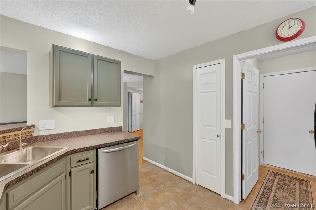 456 Lilly View Court, Howell, MI 48843 — Photo 7
