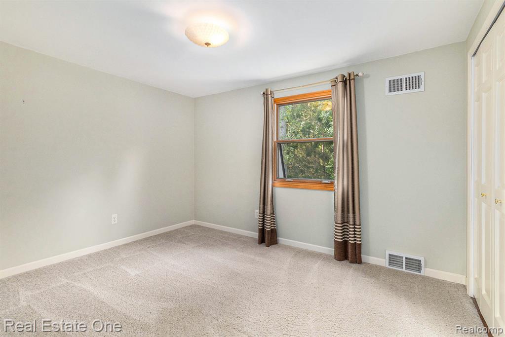 4255 Petrel Court, Highland, MI — Photo 21
