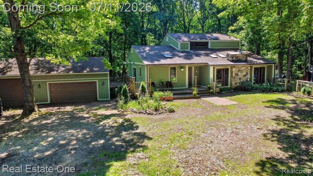 310 S Van Road, Holly, MI 48442
