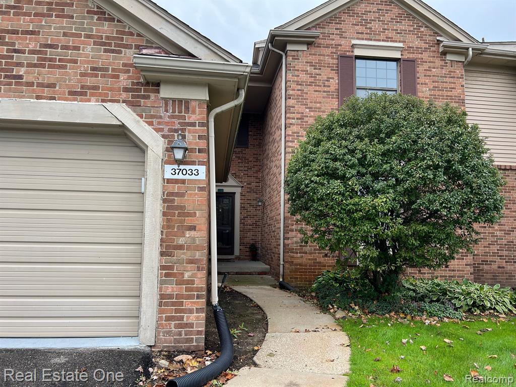 37033 Ridgedale Circle, Farmington Hills, MI 48331 — Photo 2