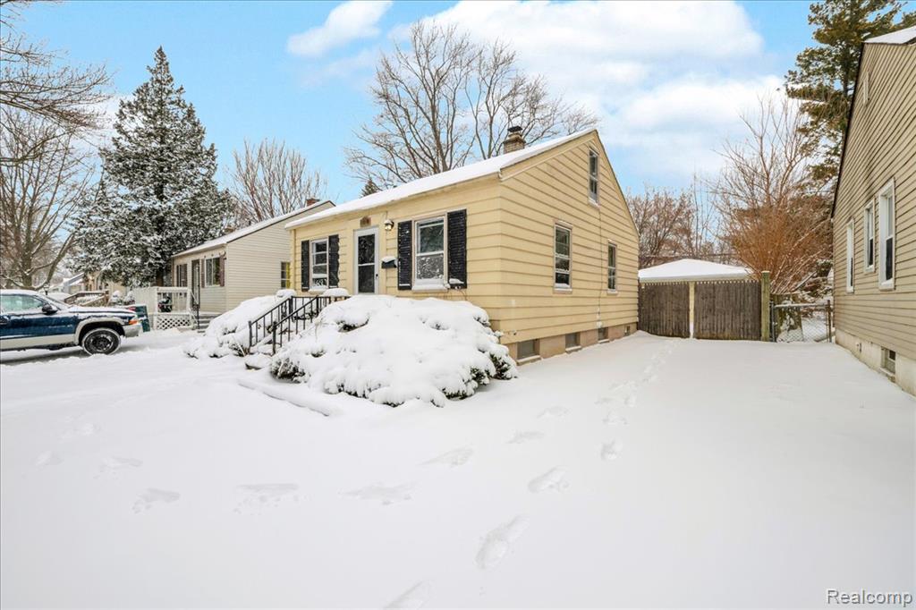 18981 Kenosha Street, Harper Woods, MI 48225 — Photo 22