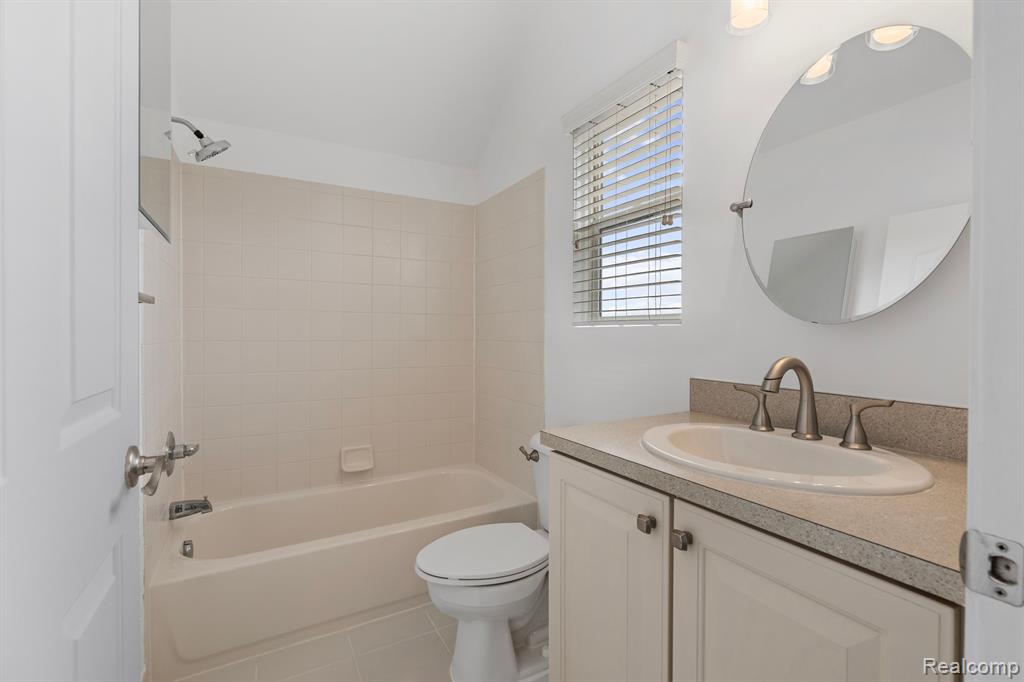 52497 WESTFIELD Drive, Macomb, MI 48042 — Photo 16