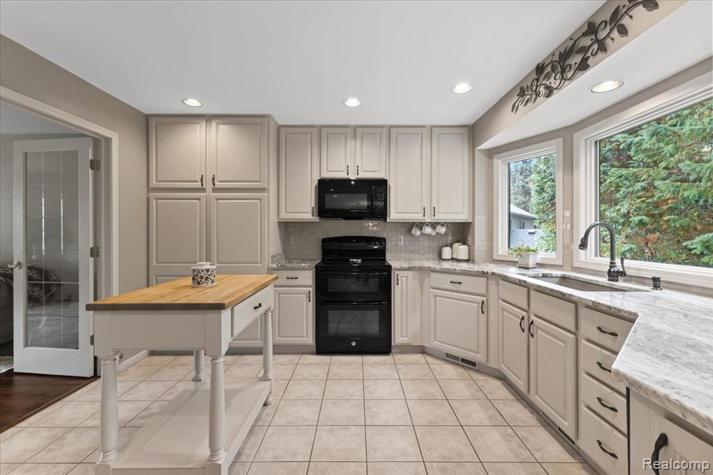 8291 Fawn Valley Circle, Clarkston, MI 48348 — Photo 15